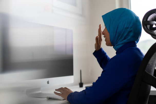 Muslimische Frau nutzt Technologie für virtuelle Kommunikation - Foto, Bild