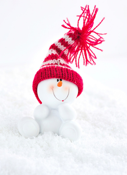 Снеговик на снегу - Фото, изображение
