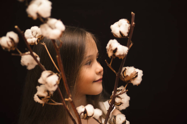 niña linda con un ramo de algodón
 - Foto, Imagen
