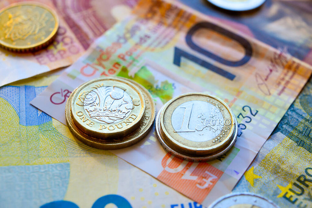 Euro en Pond munten en bankbiljetten - Foto, afbeelding