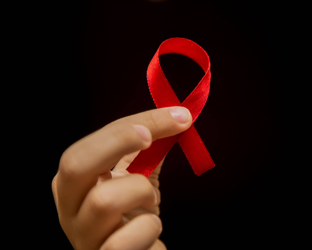 símbolo de ajudas em mãos pequena fita vermelha
 - Foto, Imagem