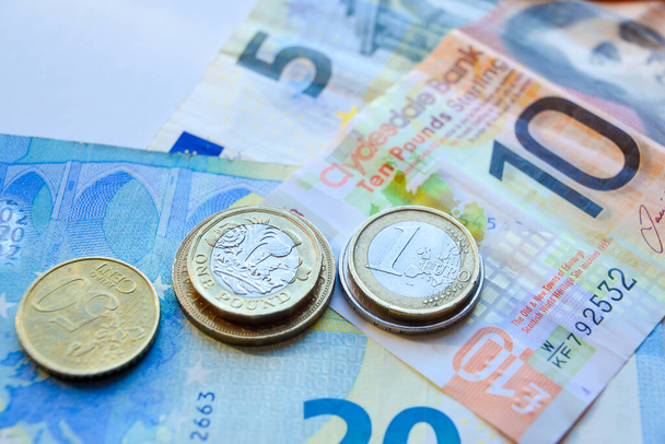Monety i banknoty euro oraz monety bieżące; euro vs funt - Zdjęcie, obraz
