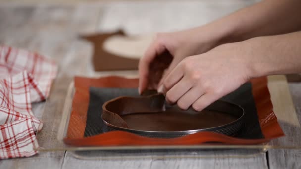 Cukrász készíti csokoládé torta a konyhában. - Felvétel, videó