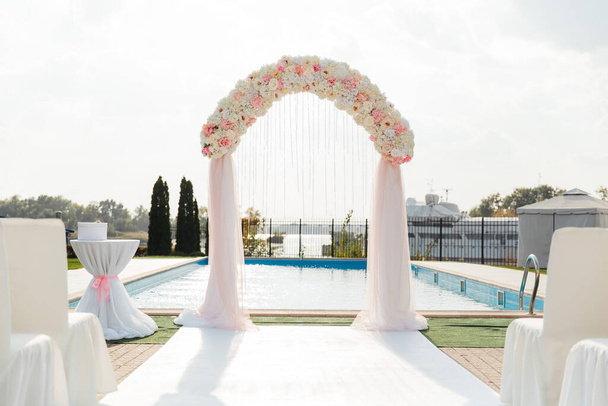 decorazione di nozze, arco e floristica, cerimonie di visita, dettagli
 - Foto, immagini