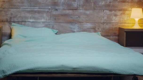 Leeres Zimmer mit bequemen Matratzen auf dem Bett. - Filmmaterial, Video