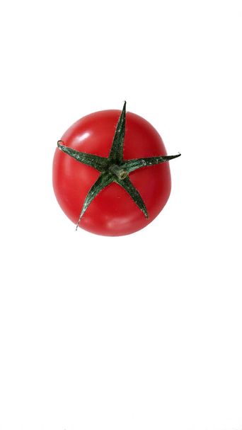 Κόκκινη ώριμη ντομάτα με πράσινα φυλλώματα, απομονωμένη. Υγιεινή διατροφή Χορτοφαγικά λαχανικά. - Φωτογραφία, εικόνα