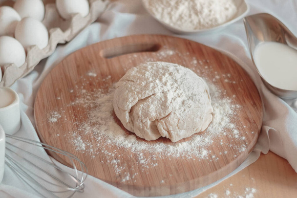 The process of preparing dough, baking or pie, cake, any confectionery. Eggs, flour, sour cream, milk, sugar and salt for cooking on a light background - Φωτογραφία, εικόνα