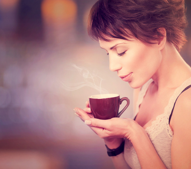 Coffee. Beautiful Girl Drinking Tea or Coffee - Fotografie, Obrázek