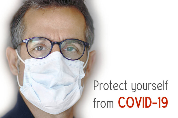 Retrato de un hombre que lleva una máscara, Protéjase de COVID-19 usando una máscara anti-virus. - Foto, Imagen