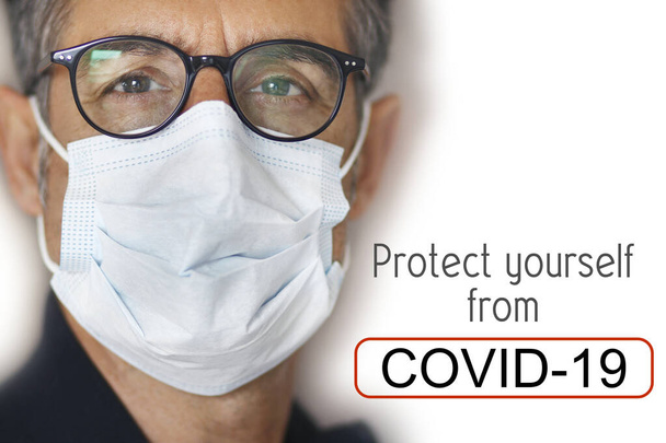 マスクを身に着けている医師の肖像画,抗ウイルスマスクを身に着けていることによってCOVID-19から身を守る - 写真・画像