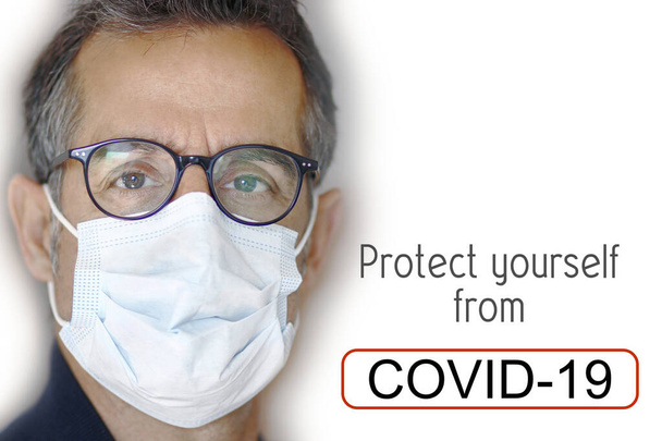 Ritratto di un medico che indossa una maschera, proteggersi dal COVID-19 indossando una maschera anti-virus - Foto, immagini