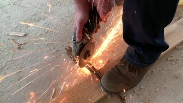 Timanttihiomapyörän kipinöitä. Mestari leikkaa metallitangon työkalulla. Työntekijä rakentaja leikkaa vahvistettu teräs
. - Materiaali, video