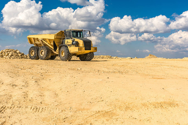 Camion gigante in miniera o cava per il trasporto di grandi carichi
 - Foto, immagini