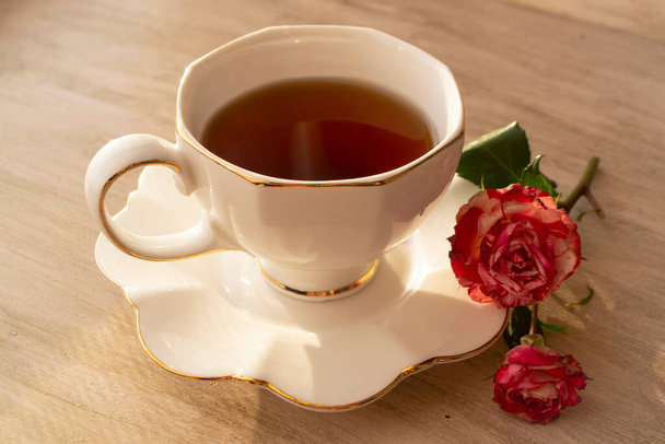 Zdrowa herbata w białym klasycznym kubku z różami, vintage - Zdjęcie, obraz