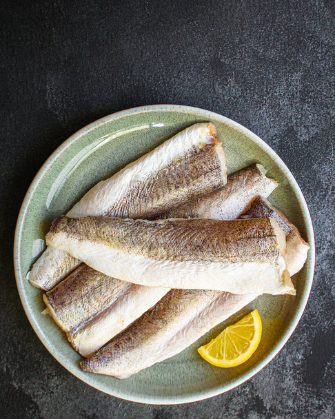 Fisch roh Seehecht (eine Reihe von Zutaten zum Kochen). Lebensmittel-Hintergrund. Ansicht von oben. Kopie Raum Ketogen oder Paläo-Diät pascarian - Foto, Bild