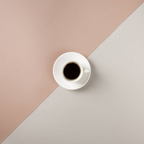 Белая чашка кофе на бумажном фоне коричневой диагонали. Минимальный современный модный концепт
. - Фото, изображение