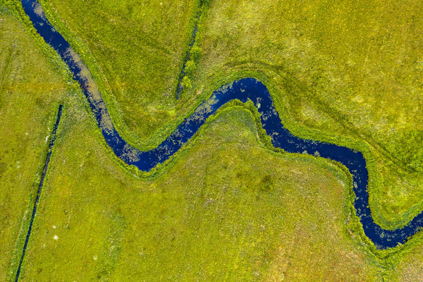オランダのビテスターザワグ近くの蛇行低地川Koningdiepの空中トップダウンビュー - 写真・画像