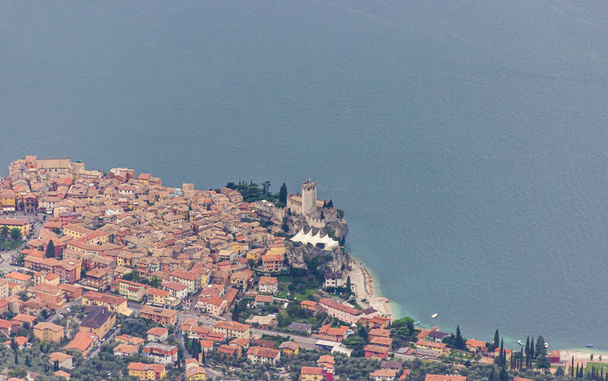 Pohled z výšin Monte Baldo na jezeře Garda, Malcesine a hrad Scaliger pevnost, v Benátsku, severní Itálie - Fotografie, Obrázek