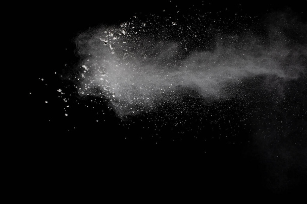 Παγώστε την κίνηση των λευκών σωματιδίων σκόνης βουτιά σε μαύρο φόντο.Λευκά σύννεφα έκρηξη σκόνης. - Φωτογραφία, εικόνα