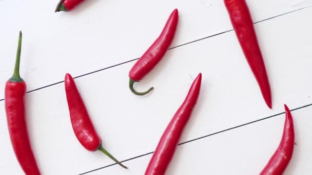 Spining in Lassú mozgás Vörös forró chili paprika minta elszigetelt fehér - Felvétel, videó