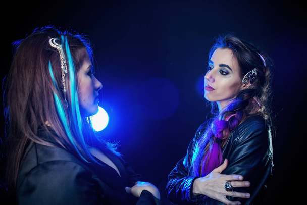 két nem hivatalos lány fényes hajjal - Fotó, kép