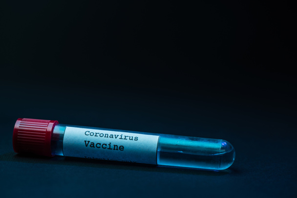 Tube échantillon du vaccin contre le coronavirus sur fond sombre
 - Photo, image