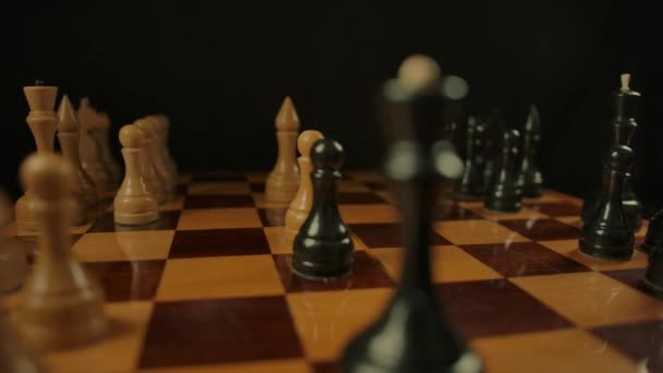 Zeitraffer des Schachspiels von Anfang bis Ende, zwei Spieler bewegen Schachfiguren - Filmmaterial, Video