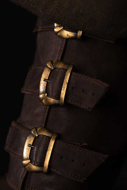 zblízka pohled na středověkou skotskou hnědou koženou obuv s přezkami - Fotografie, Obrázek