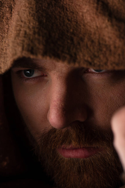 vue rapprochée de médiéval écossais rousse barbu homme en manteau
 - Photo, image