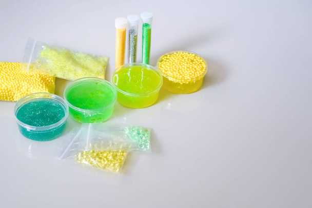Conjunto de niños juguete de la basura, hacer limo esponjoso en casa
  - Foto, Imagen