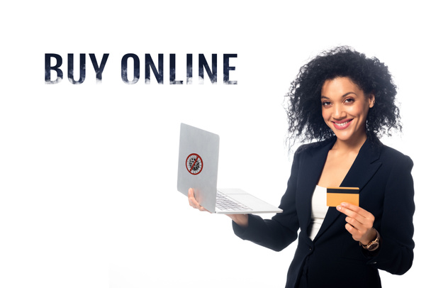 Szczęśliwy afrykański bizneswoman z laptopa pokazujący kartę kredytową izolowane na białym, kupić online ilustracja - Zdjęcie, obraz