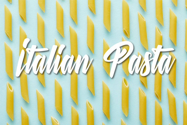 pose plate avec penne crue sur fond bleu avec illustration de pâtes italiennes
 - Photo, image