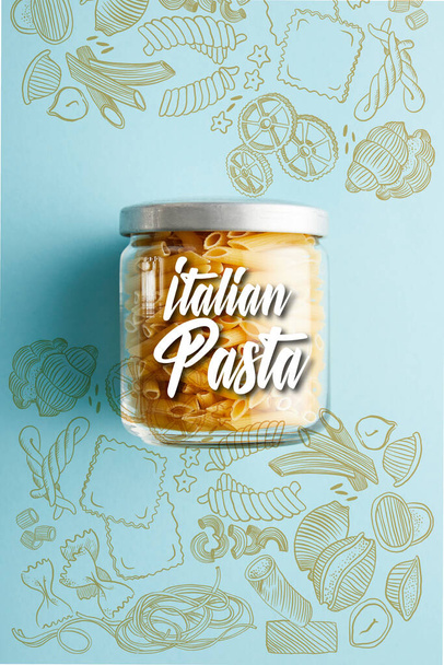 Draufsicht auf rohe Penne im Glas mit italienischer Pasta-Illustration auf blauem Hintergrund - Foto, Bild