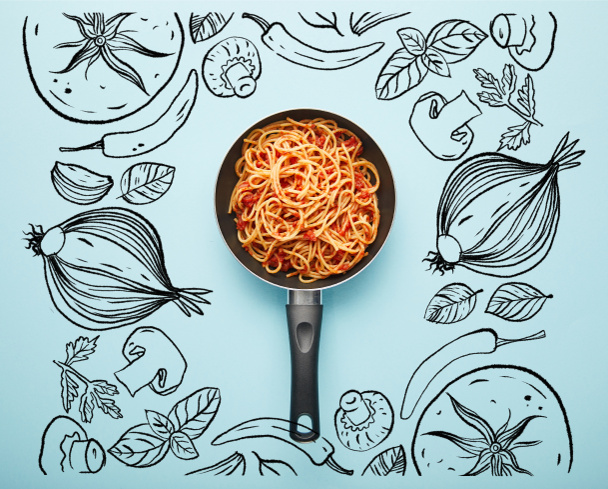 vrchní pohled na lahodné špagety s rajčatovou omáčkou v pánvi na modrém pozadí se zeleninovou ilustrací - Fotografie, Obrázek