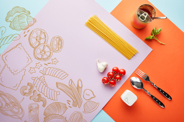yacía plano con deliciosos espaguetis con salsa de tomate ingredientes sobre fondo rojo, azul y violeta con ilustración de verduras
 - Foto, imagen