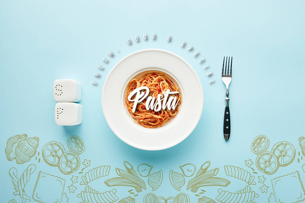 flat lay with delicious spaghetti with tomato sauce near fork, salt and pepper shakers on blue background with pasta illustration - Foto, immagini