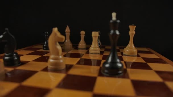 De schaakspeler schaakmat met witte koningin aan de zwarte koning. De koning viel. - Video