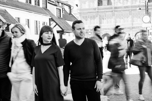 ragazzo felice e ragazza passeggiando lungo le strade turistiche della vecchia Europa nella città di Danzica
 - Foto, immagini
