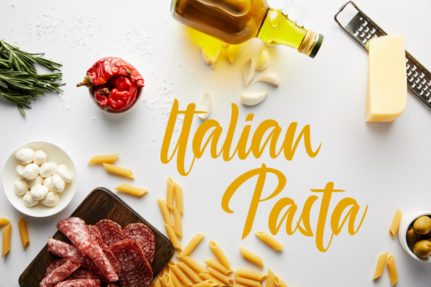 Vue du dessus de bouteille d'huile d'olive, plateau de viande, râpe, pâtes et ingrédients sur blanc, illustration de pâtes italiennes
 - Photo, image