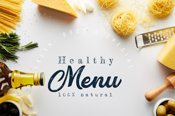 Vista superior de rodillo, rallador, botella de aceite de oliva, pasta e ingredientes sobre fondo blanco, ilustración de menú saludable
 - Foto, imagen
