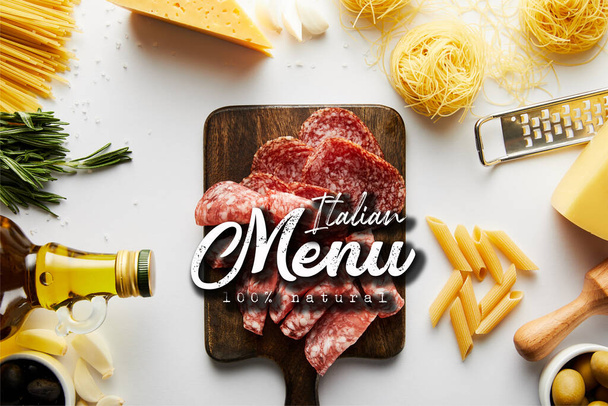 Vista superior de bandeja de carne, pasta, botella de aceite de oliva, rallador e ingredientes sobre fondo blanco, ilustración de menú italiano
 - Foto, Imagen
