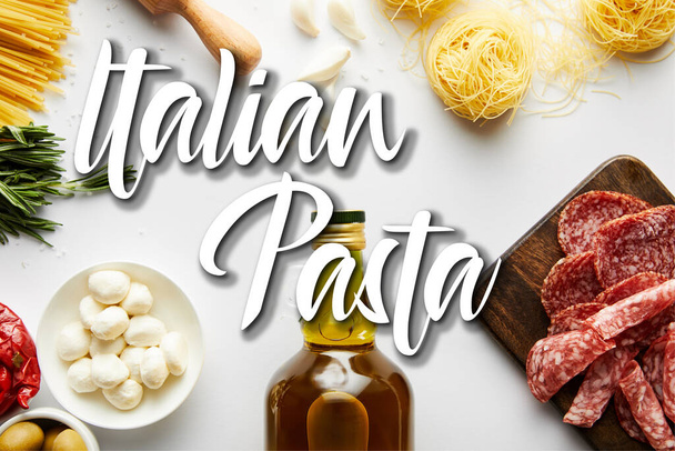 Vista dall'alto di bottiglia di olio d'oliva, piatto di carne, pasta e ingredienti su bianco, illustrazione pasta italiana
 - Foto, immagini