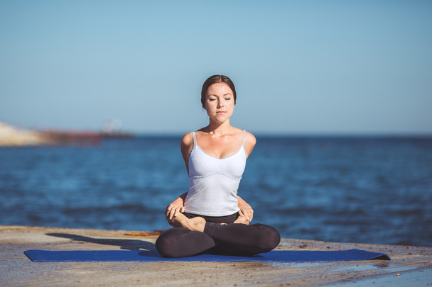 Young woman, sea shore, yoga exercises - Fotoğraf, Görsel