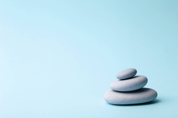  Zen-Hintergrund blaue Farbe mit japanischen Steinen (Steintürmen) für Wellness, Meditation und Entspannung.  - Foto, Bild