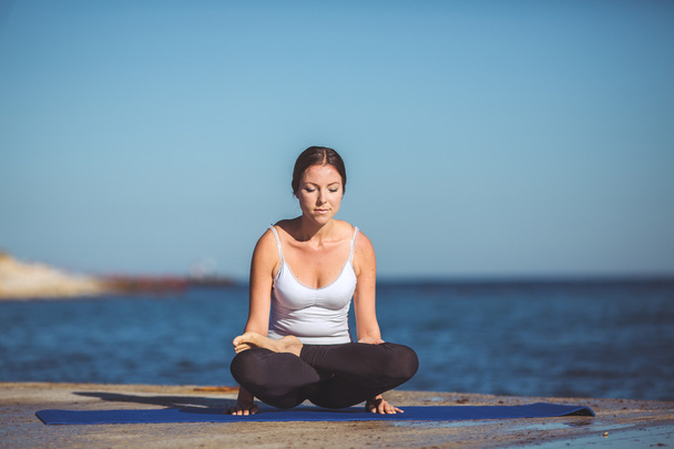 Mujer joven, orilla del mar, ejercicios de yoga
 - Foto, imagen