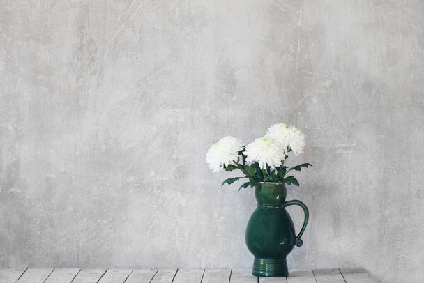 white chrysanthemum in old jug on gray background - Foto, Bild