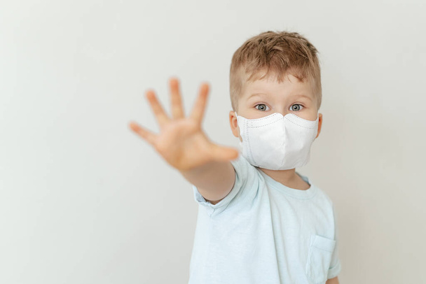 Мальчик в медицинской маске от гриппа
 - Фото, изображение