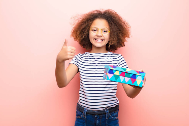 african american little girl   holding a gift box - Valokuva, kuva