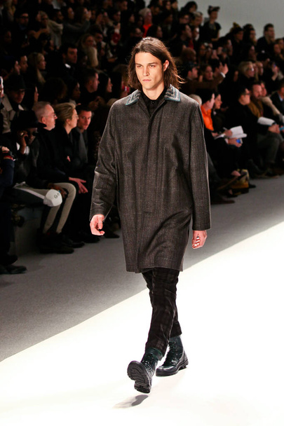 NEW YORK, NY - FEBRUARY 07, 2013: A model walks the runway at the Richard Chai Love and Richard Chai Men`s Fall 2013 collection Mercedes-Benz Fashion Week - Fotoğraf, Görsel