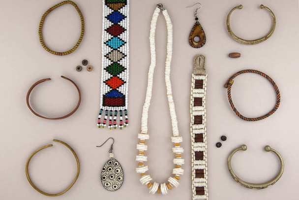Afrika 'dan esinlenilmiş çeşitli mücevherler. - Fotoğraf, Görsel